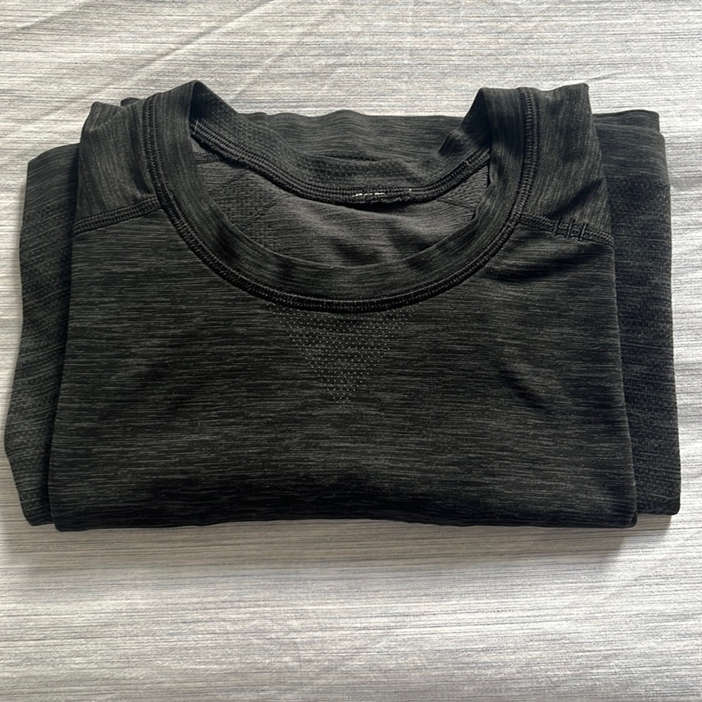 LIKE NEW LULULEMON METAL VENT SHORT SLEEVE SIZE LARGE